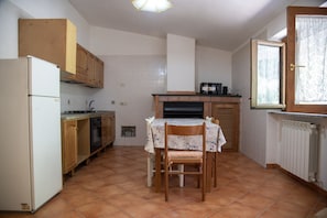 Kühlschrank, Mikrowelle, Herdplatte, Kochgeschirr/Geschirr/Besteck
