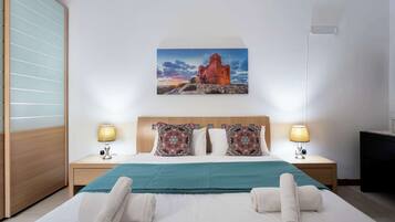 Tabla de planchar con plancha, wifi, ropa de cama