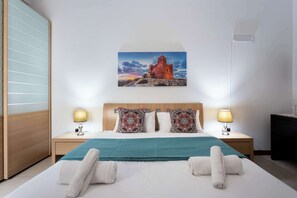 Iron/ironing board, WiFi, bed sheets - St Julians 2BDR Apartment with Distant Seaview (San Ġiljan)