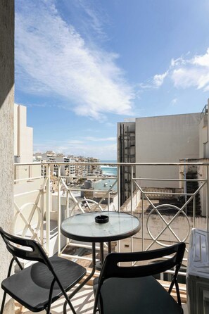 Outdoor dining - St Julians 2BDR Apartment with Distant Seaview (San Ġiljan)
