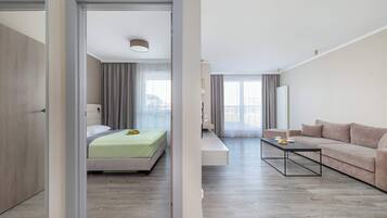 Silitysrauta/-lauta, vauvan matkasänky, Wi-Fi, vuodevaatteet