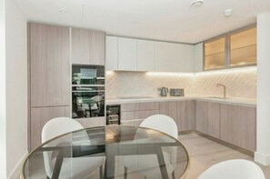 Dining - Terrific 2-bedroom apartment in London perfect for your stay (London)