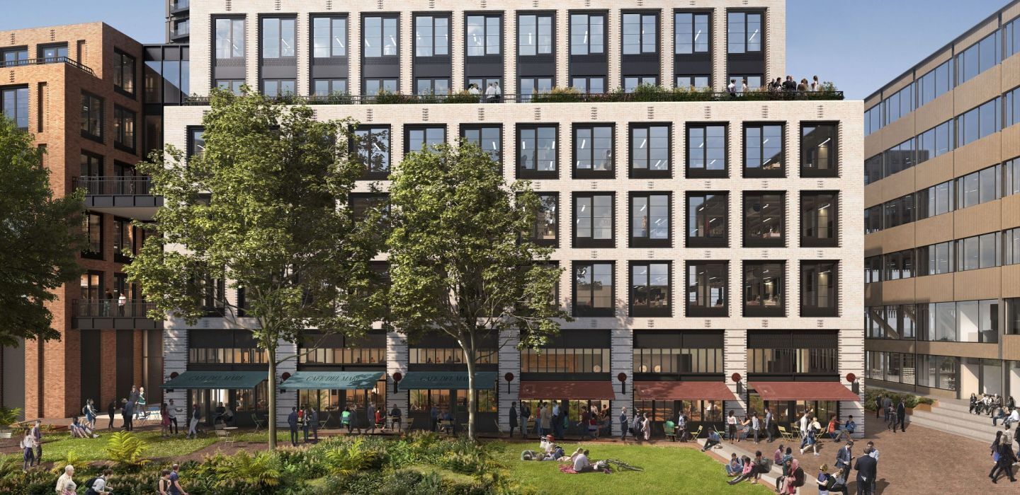 Een modern gebouw met meerdere verdiepingen, grote ramen en een binnenplaats met zitplekken en beplanting.