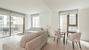 Smart TV - Terrific 2-bedroom apartment in London perfect for your stay (London)