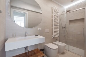 Shower, hair dryer, bidet, towels - Design and comfort in the heart of the Vatican (Roma)