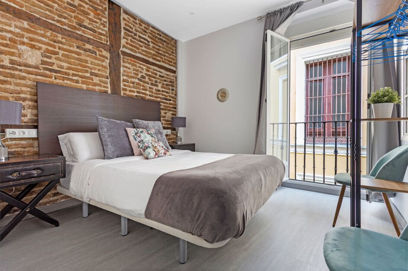 4 bedrooms, desk, iron/ironing board, WiFi