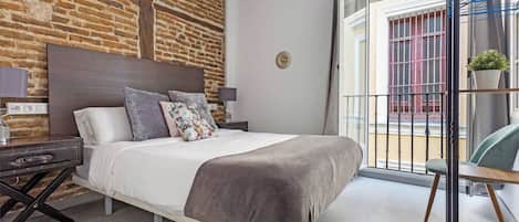 Een strijkplank/strijkijzer, wifi, beddengoed