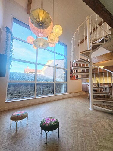 Renovated workshop in the heart of a village, close to the Volcans d'Auvergne!