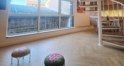 Renovated workshop in the heart of a village, close to the Volcans d'Auvergne!