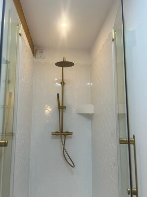 Shower, towels, soap, toilet paper - Renovated workshop in the heart of a village, close to the Volcans d'Auvergne! (Orcet)
