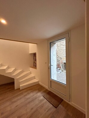 Interior - Renovated workshop in the heart of a village, close to the Volcans d'Auvergne! (Orcet)