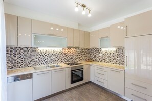Fridge, microwave, oven, stovetop - Villa Vita (Istria - Banjole) (Banjole)