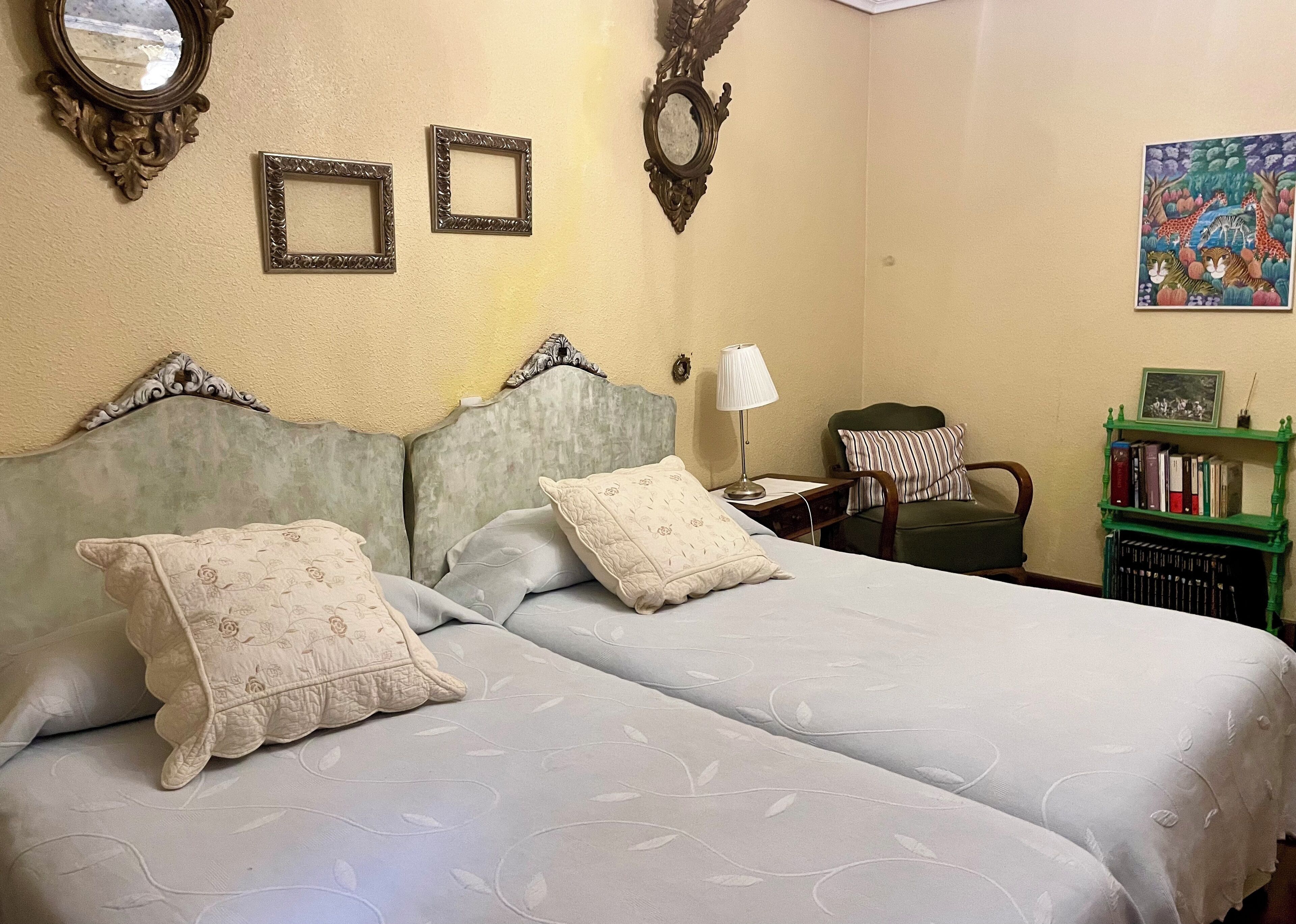 Tabla de planchar con plancha, wifi y ropa de cama 