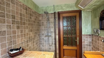 SĂšche-cheveux, serviettes fournies, savon, papier toilette