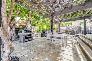 Outdoor dining - Maui Kamaole #H-105 Ocean View Condo across the street from beach, Full A/C (Kihei)