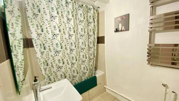 Een haardroger, handdoeken, zeep, toiletpapier