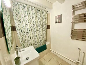 Sèche-cheveux, serviettes fournies, savon, papier toilette