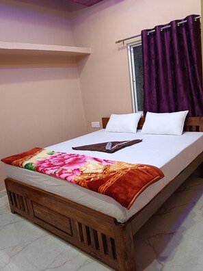 Deluxe Single Room | Free WiFi - HK Hampi Home Stay  (Hampi)