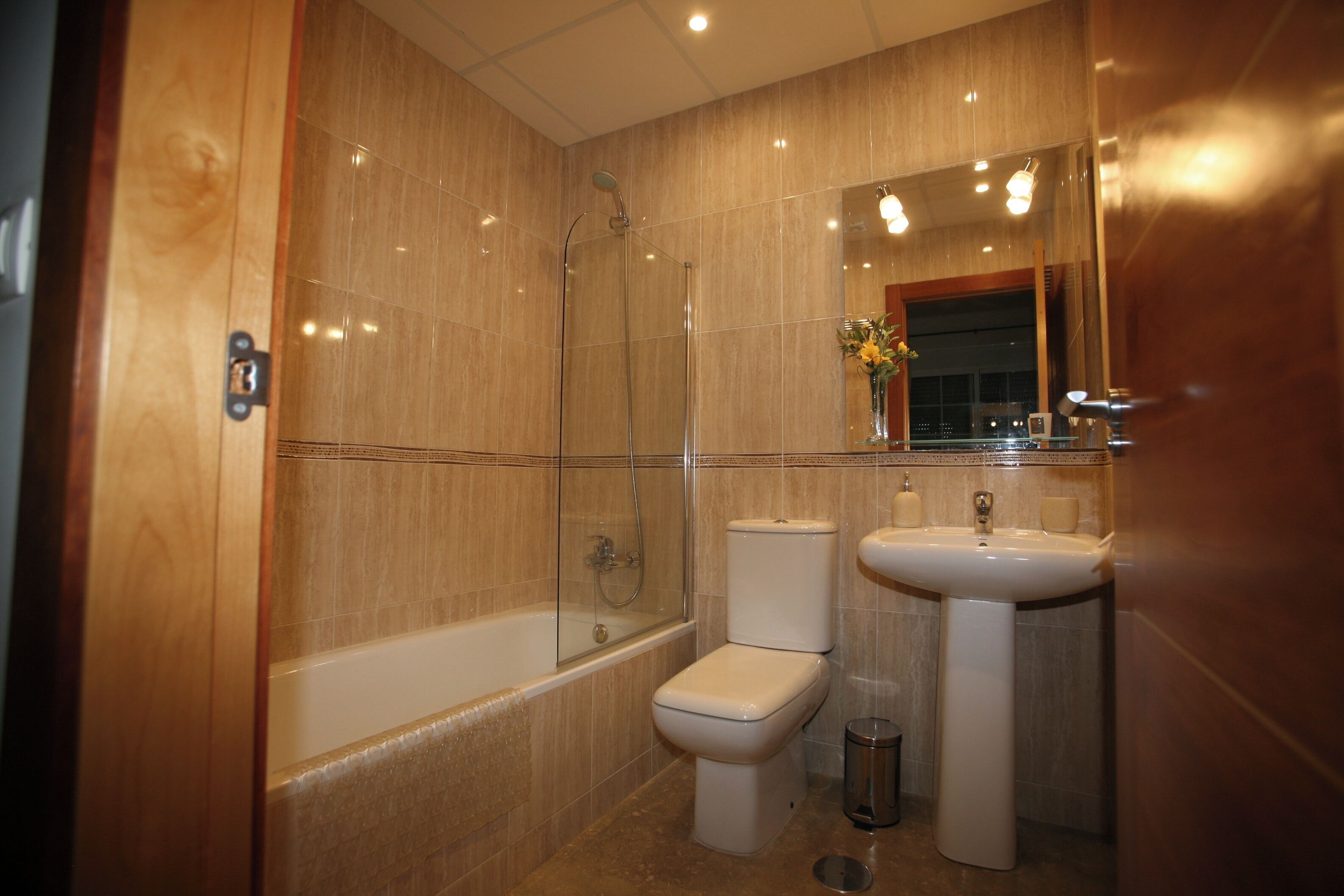 Combined shower/tub, deep soaking tub, towels