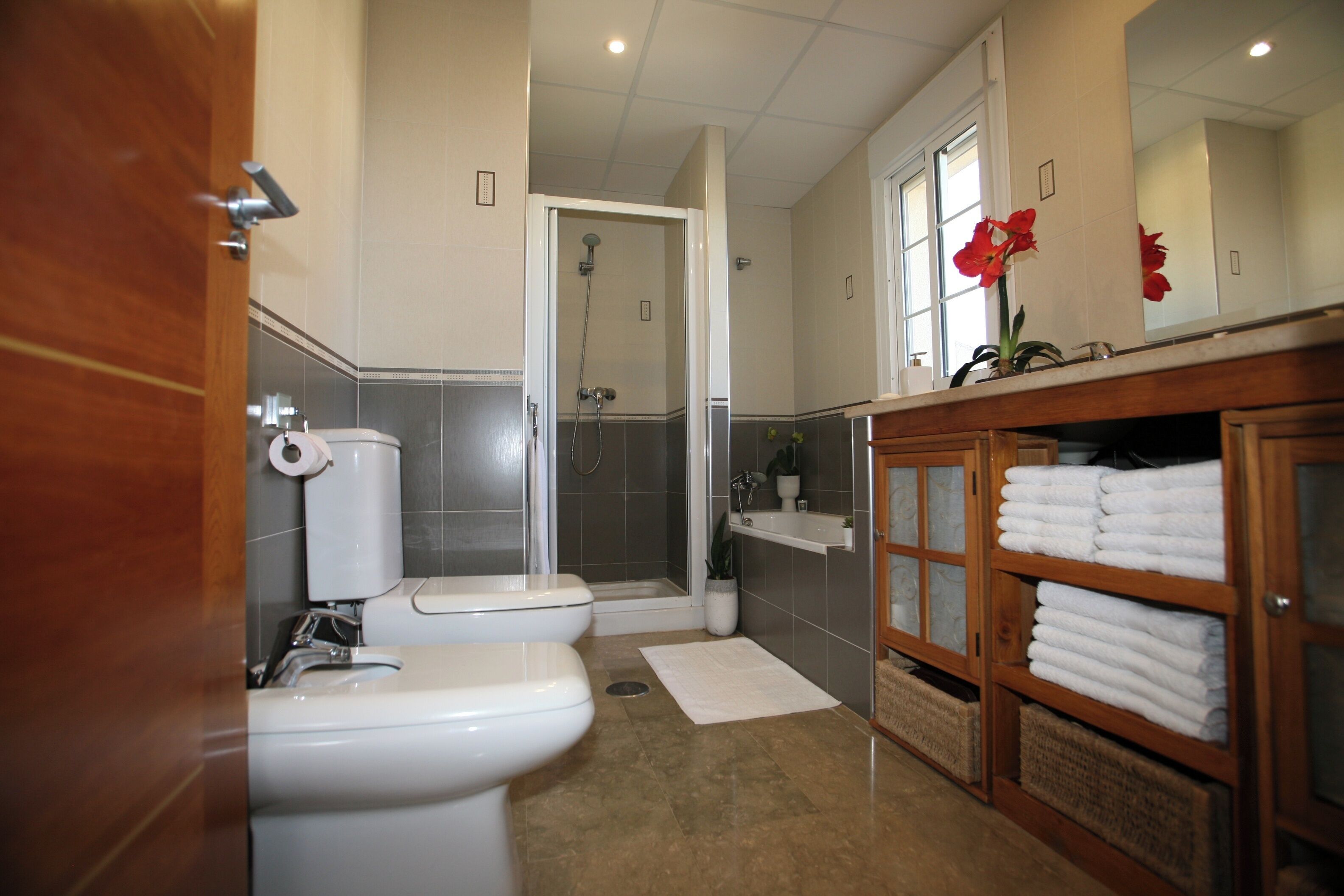 Kombinasi shower/bathtub, bathtub besar,  dan handuk
