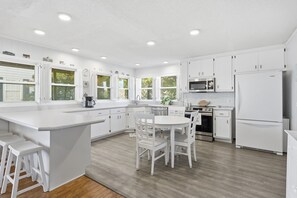 Fridge, microwave, oven, stovetop - Peek at the Creek, Short Walk to the Beach (Pawleys Island)