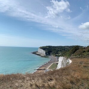 A coastal landscape with cliffs, a beach, and a clear sky. - Country House near Deal & Sandwich (Tilmanstone)