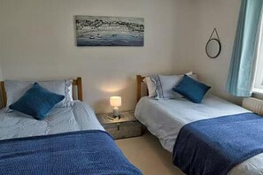 4 bedrooms, iron/ironing board, travel cot, free WiFi - St Andrews – Family Retreat w/ Garden near Golf, Beach & Countryside (Tilmanstone)