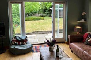 Smart TV, books - St Andrews – Family Retreat w/ Garden near Golf, Beach & Countryside (Tilmanstone)