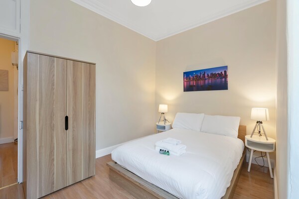 Charming City View Apartment With Modern Comforts - Edinburgh