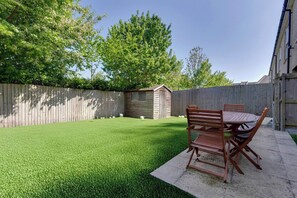 Ferienhaus, 2 Schlafzimmer, Terrasse, Stadtblick | Speisen im Freien