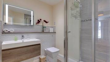 House, 2 Bedrooms, Patio, City View | Bathroom