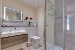 House, 2 Bedrooms, Patio, City View | Bathroom - Modern Cambridge Home Business & Holiday Stays (Cambridge)