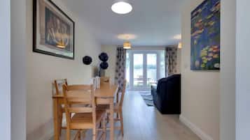 House, 2 Bedrooms, Patio, City View | Ruang makan