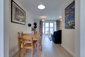 House, 2 Bedrooms, Patio, City View | Dining room - Modern Cambridge Home Business & Holiday Stays (Cambridge)