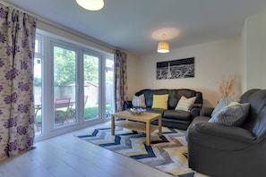 Hus, 2 soverom, terrasse, byutsikt | Oppholdsområde