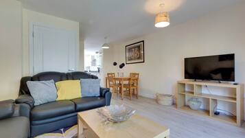 House, 2 Bedrooms, Patio, City View | Living room