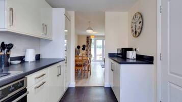 House, 2 Bedrooms, Patio, City View | Interior