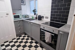Fridge, microwave, oven, stovetop - 3 bedroom 1st Floor Flat in Hastings Old Town (Hastings)