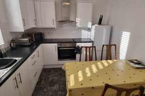 Private kitchen - Sleeps 6 - 2nd floor flat in Hastings Old Town (Hastings)