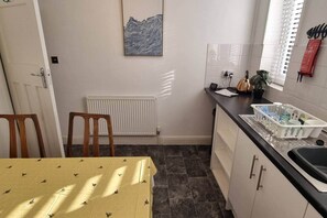 Private kitchen - Sleeps 6 - 2nd floor flat in Hastings Old Town (Hastings)