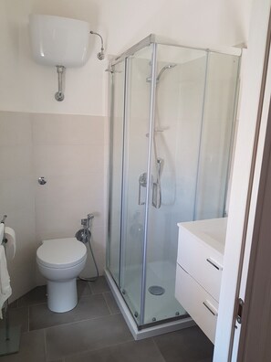 Suihku, hiustenkuivaaja, bidee, pyyhkeet