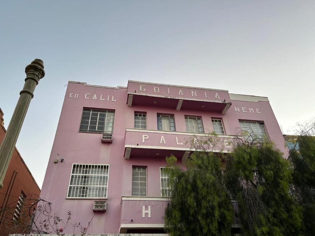 Un edificio rosa con el nombre "ED. CALIL" y "PALACE" en la fachada.