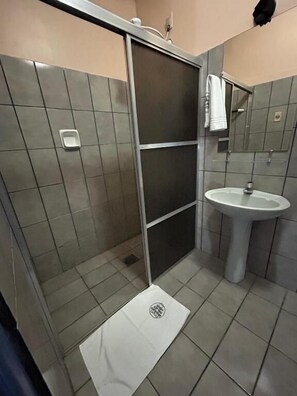 Douche, articles de toilette gratuits, serviettes fournies