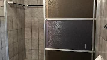 Habitación cuádruple, varias camas | Baño | Regadera, amenidades de baño gratuitas, toallas, papel de baño