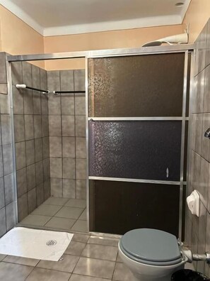 Ducha, artículos de tocador gratuitos, toallas, papel higiénico