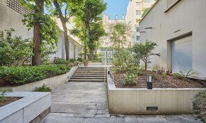Property grounds - PENTHOUSE WITH ROOFTOP TERRACE IN THE PRESTIGIOUS VICTOR HUGO DISTRICT (Paris)