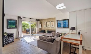 TV - PENTHOUSE WITH ROOFTOP TERRACE IN THE PRESTIGIOUS VICTOR HUGO DISTRICT (Paris)