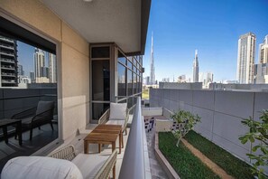 Property grounds - StayShort - 1BR Downtown with Burj Khalifa View Sleeps 4 (Downtown)