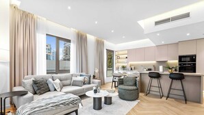 Eine moderne Wohnung mit Wohnbereich, Küche und Essbereich.