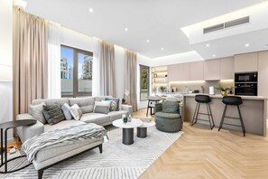 TV - StayShort - 1BR Downtown with Burj Khalifa View Sleeps 4 (Downtown)